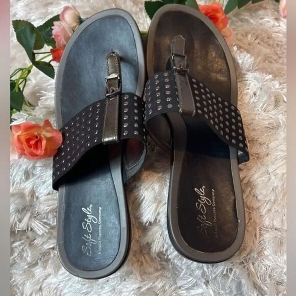 Hush puppies Comfy Strap Sandals black with bronze detail. Rivet detail Size 8.5